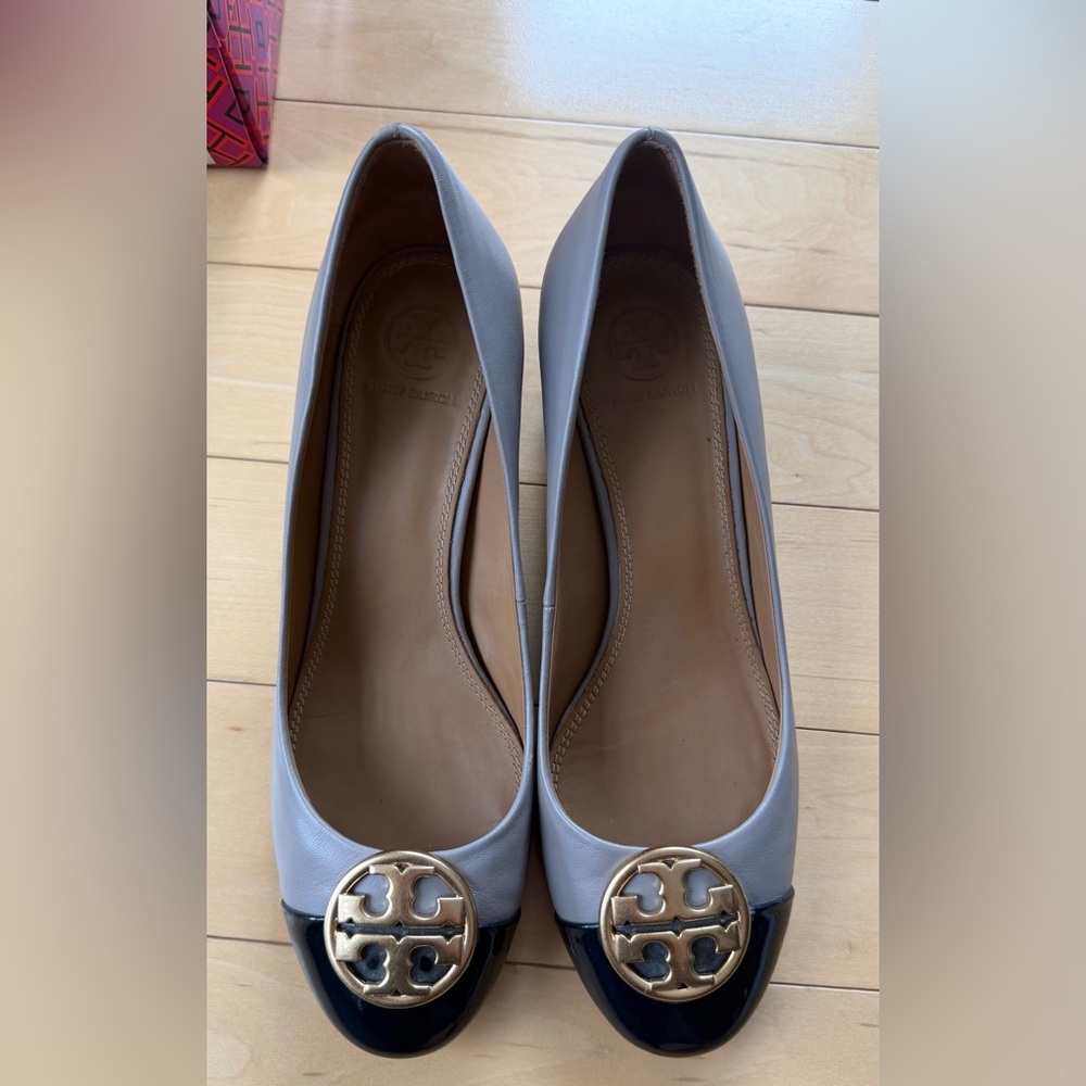Tory Burch Chelsea Nappa leather 
Patent leather toe pumps